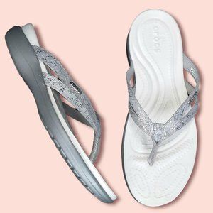 Crocs Capri Strappy Flip Flops Sandals Size 10 Grey Silver Animal Print Pool